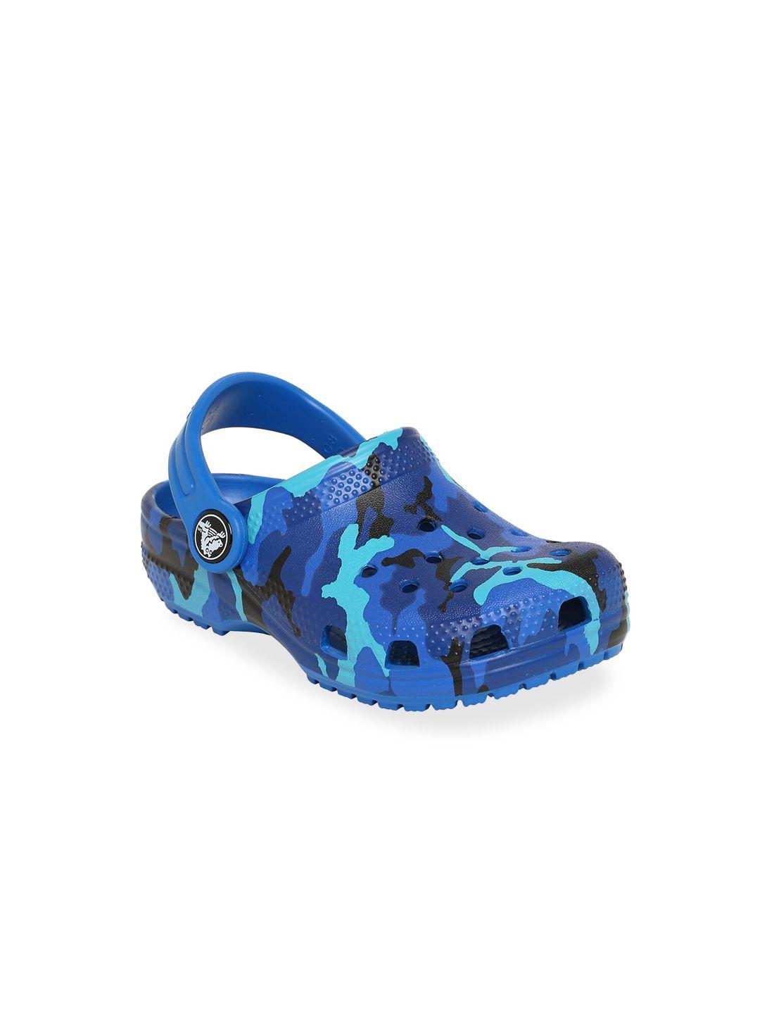 crocs unisex kids blue & black camouflage classic clogs