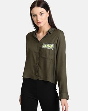 crop shirt with typographic patch pocket