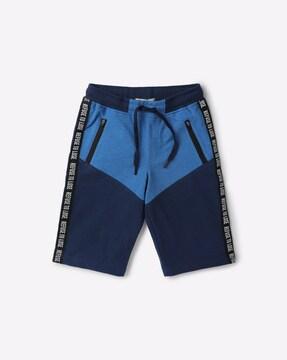 cut & sew shorts with contrast typographic print side taping