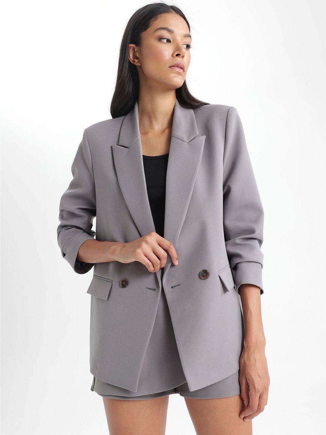 defacto peaked lapel double-breasted blazer