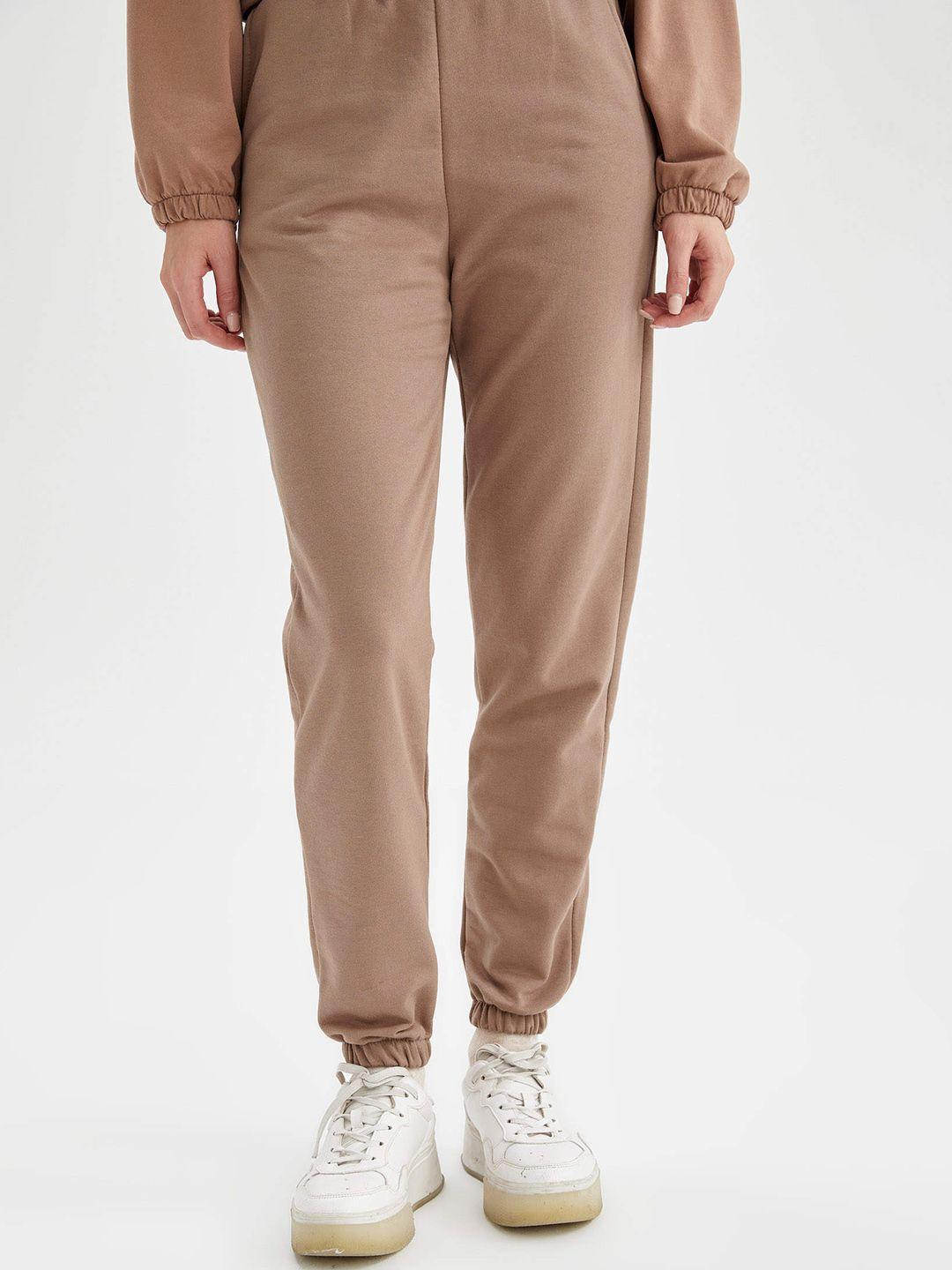 defacto women brown solid relaxed fit mid-rise joggers