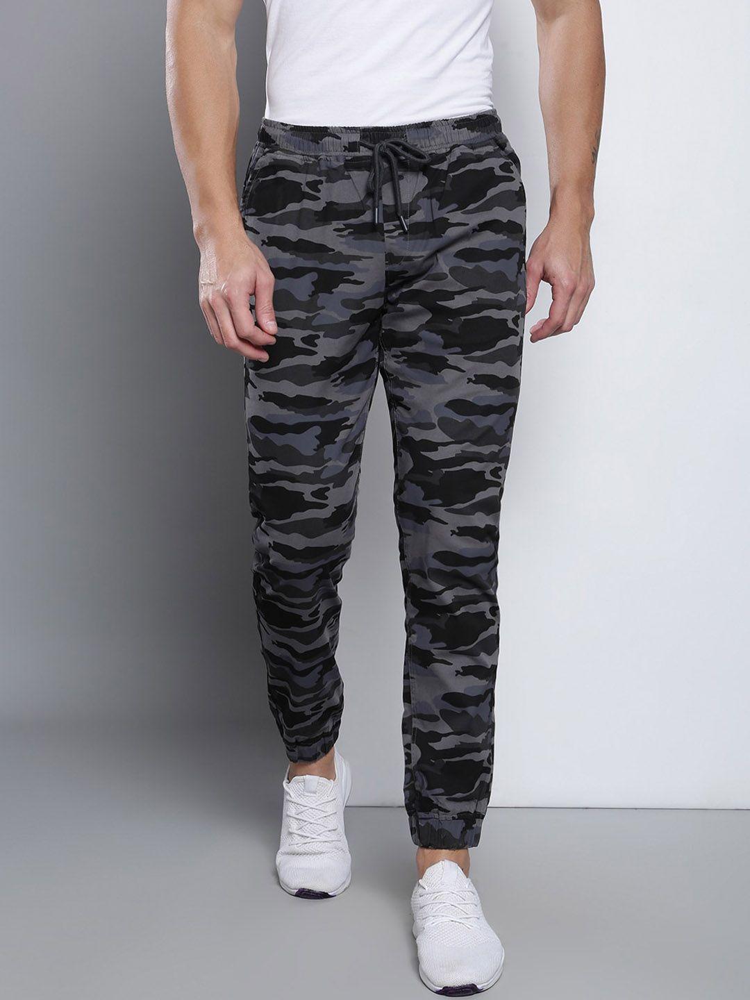 dennis lingo men grey camouflage printed tapered fit joggers trousers