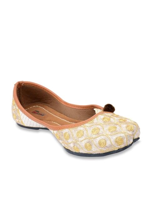 desi colour women's golden ethnic juttis