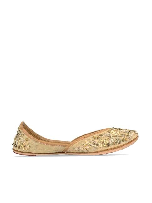 desi colour women's golden ethnic juttis