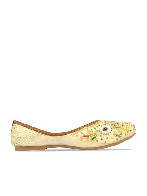 desi colour women's off white ethnic juttis