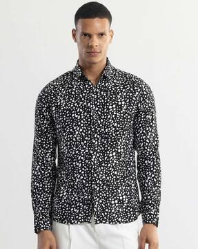 dispersed dot slim fit shirt