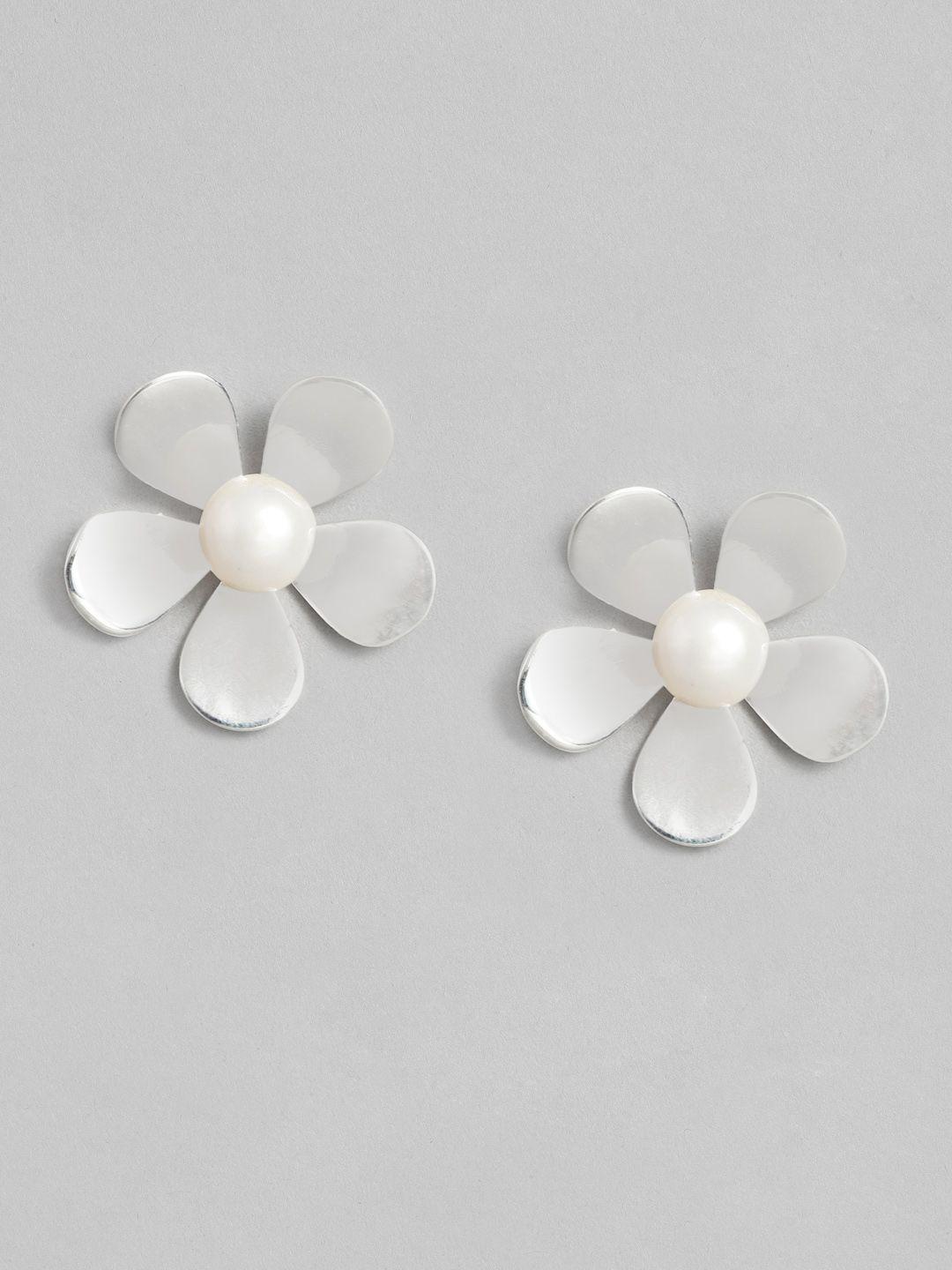 el regalo silver-toned & white small flower pearl studs earrings