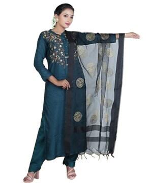 embellished dupatta with tassels