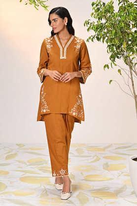 embroidered blended fabric v-neck women's kurta set - natural