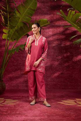 embroidered blended fabric v-neck women's kurta set - red