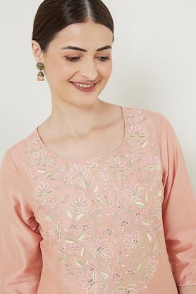 embroidered viscose blend round neck women's kurta - coral