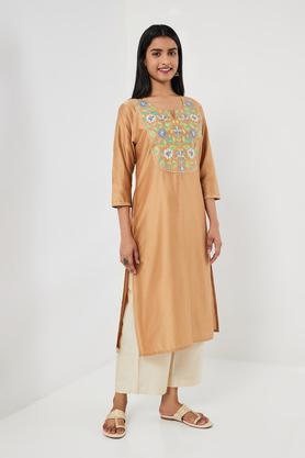 embroidered blended fabric regular fit women's long kurta - gold