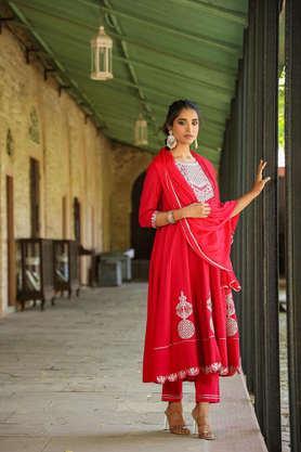 embroidered calf length cotton women's kurta set - fuchsia