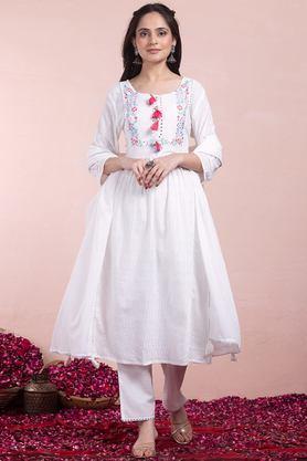 embroidered calf length cotton woven women's kurta set - white