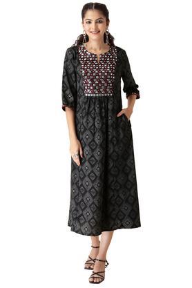 embroidered cotton round neck womens kurta - black