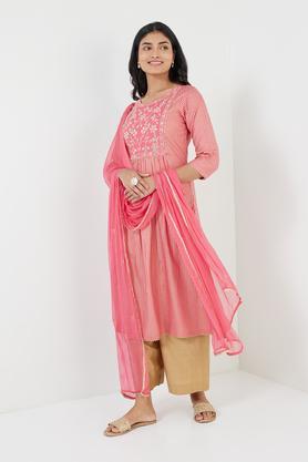 embroidered rayon regular fit women's kurta set - pink