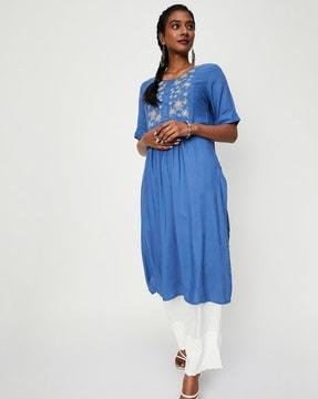 embroidered round-neck straight kurta