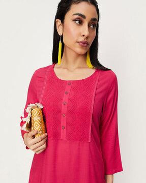 embroidered round-neck straight kurta