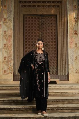 embroidered round neck velvet women's salwar kurta dupatta set - black