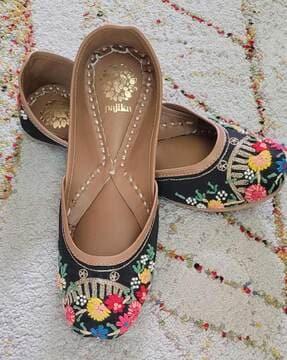 embroidered round-toe juttis