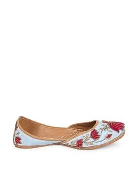 embroidered round-toe juttis