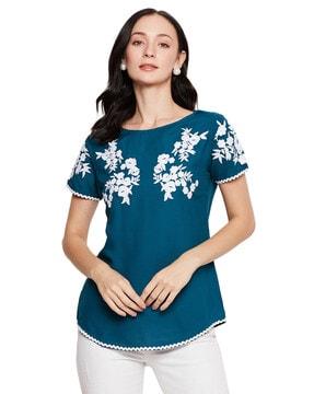 embroidered top with short sleeves
