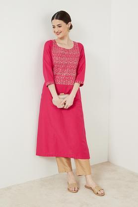 embroidered viscose blend round neck women's kurta - fuchsia