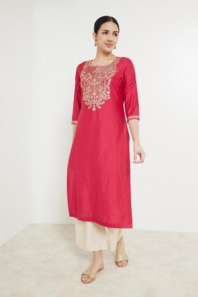 embroidered viscose blend round neck women's kurta - fuchsia