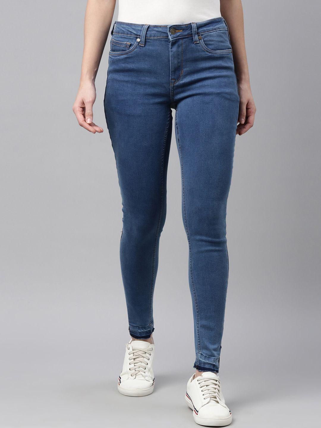 enviously young women blue stretchable jeans