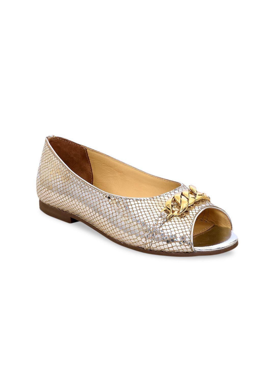 eske women silver-toned printed open toe flats