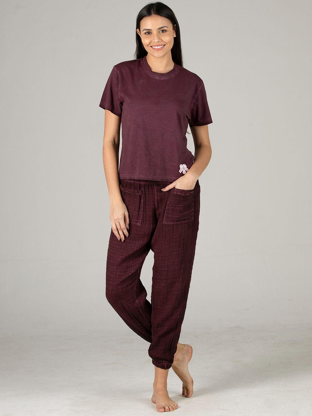 evolove-women-maroon-solid-100%-cotton-night-suit