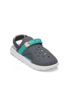 evolve summer camp synthetic slip-on boys sandals - grey