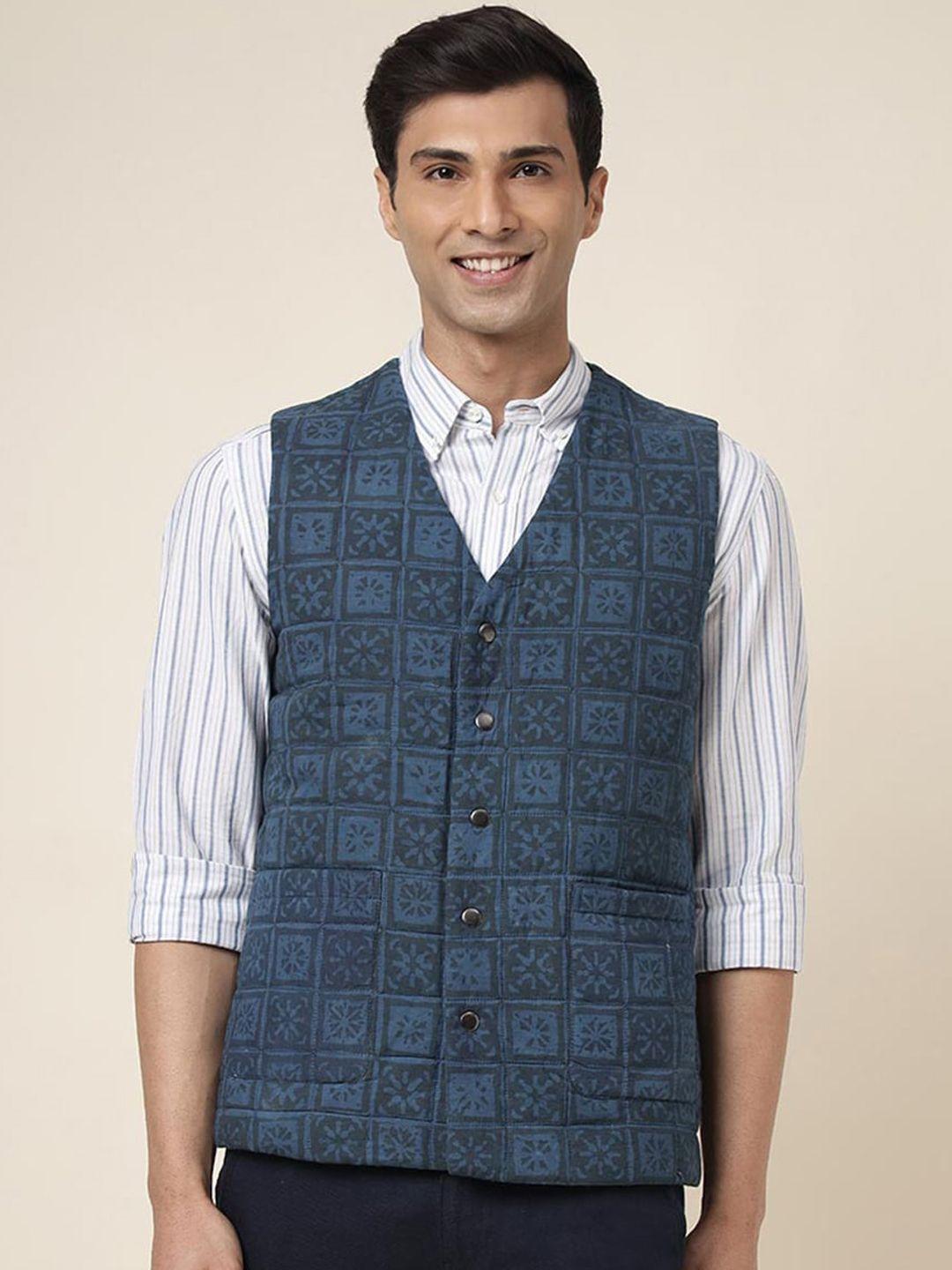 fabindia men checked cotton collarless sleeveless quilted jacket