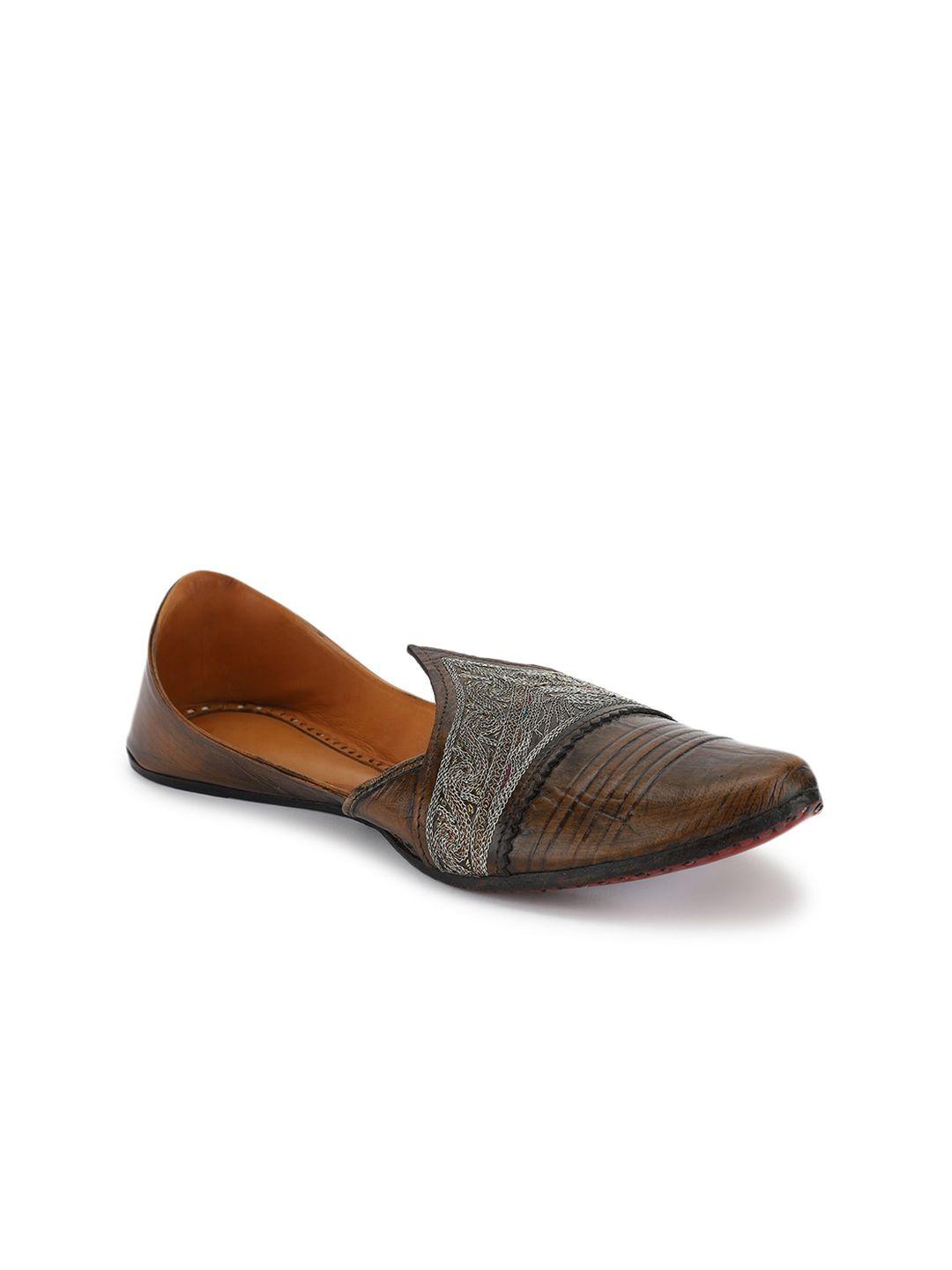 fabindia men embellished leather mojaris