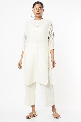 featuring a white tunic in cotton chanderi base with front slits and sashiko hand embroidery. this contains only one piece.


fit: fitted at bust.
composition: cotton chanderi.
care: dry clean only.