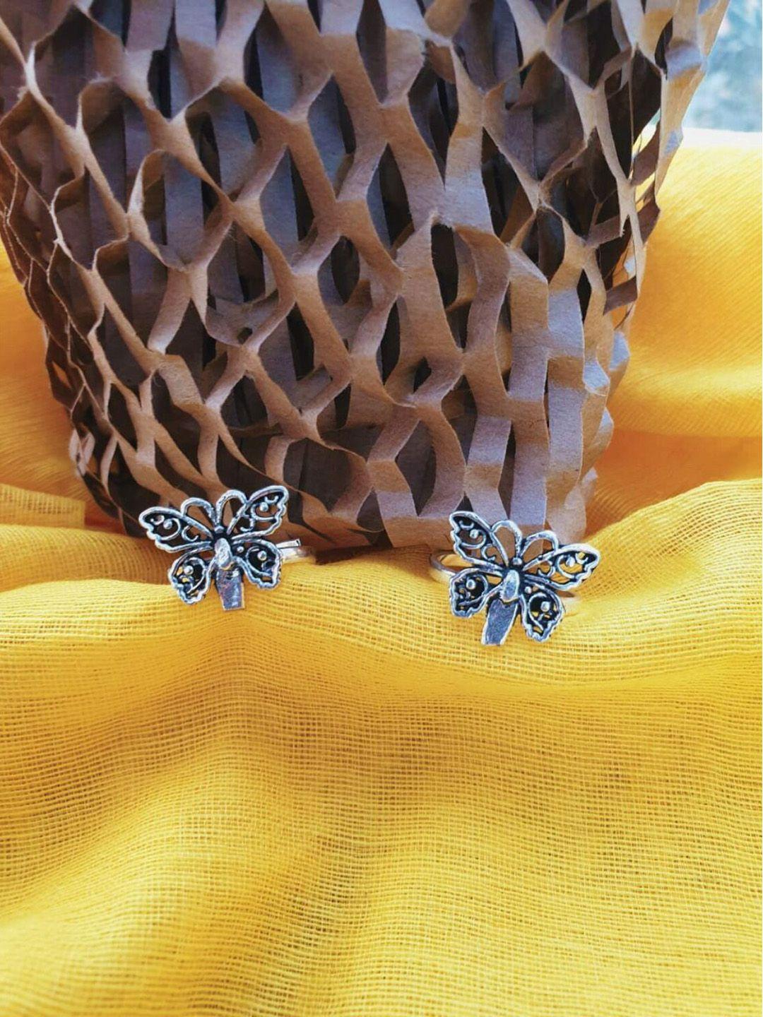 firoza set of 2 oxidised sliver-toned butterfly design toe rings