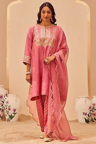 flamingo-pink-silk-chanderi-&-banarasi-embroidered-choga-kurta-set-for-girls