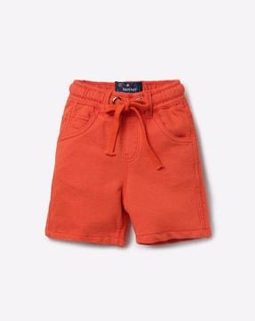 flat-front shorts with drawstring fastening