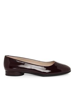 flat sandals with patent leather upper