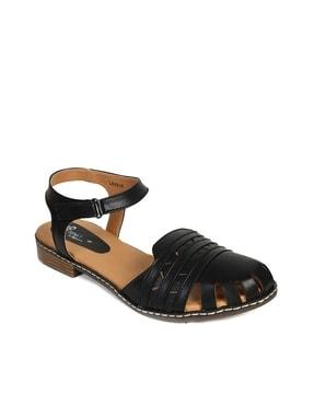 flat sandals with velcro fastening closure