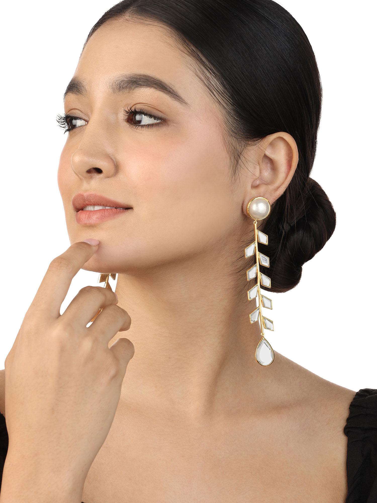 flor long earring in 18kt gold plated