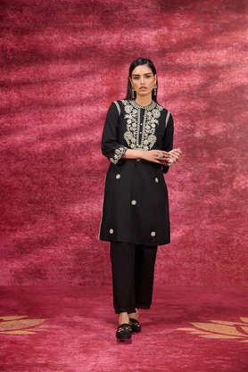 floral blended fabric v-neck women's kurta - black