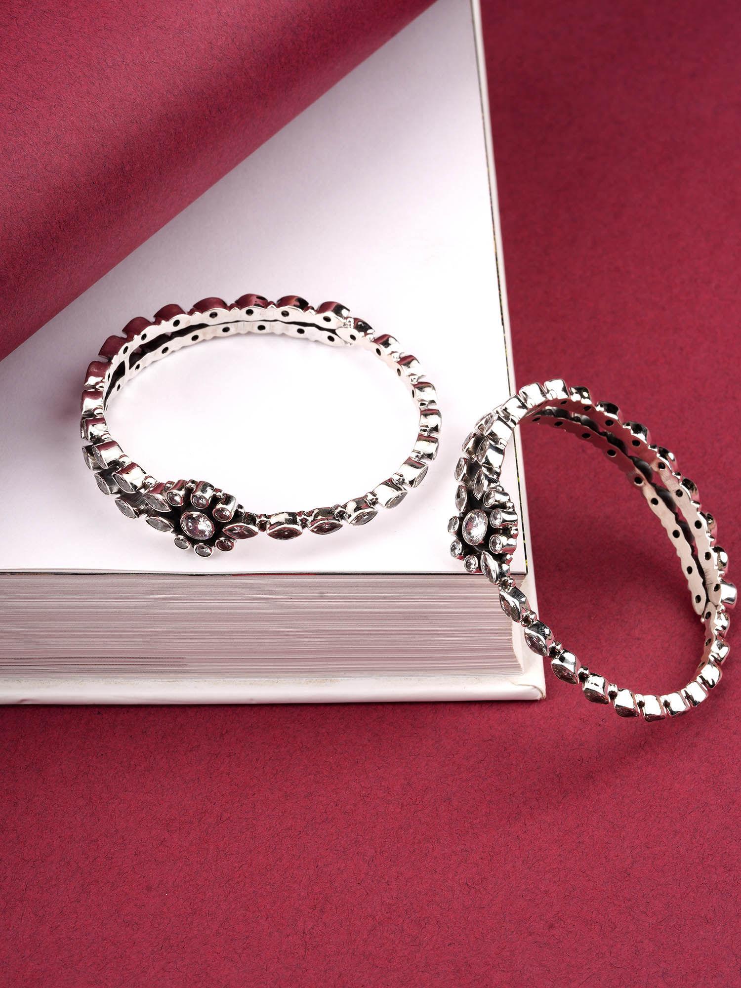 floral design in this bangle are crafted in silver with white checker