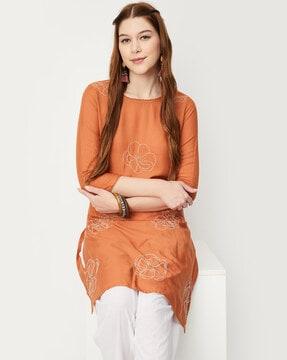 floral embroidered round-neck straight kurta