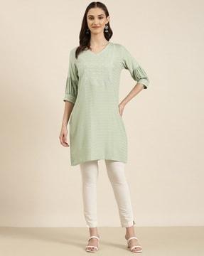 floral embroidered v-neck straight kurti