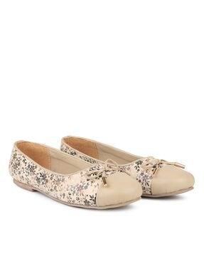 floral pattern round-toe moccasins