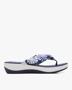 floral print thong-strap flat sandals