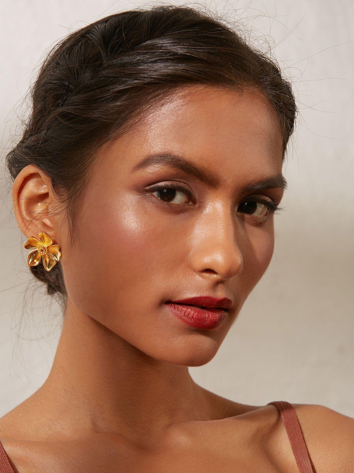 flower-shaped golden stud earrings