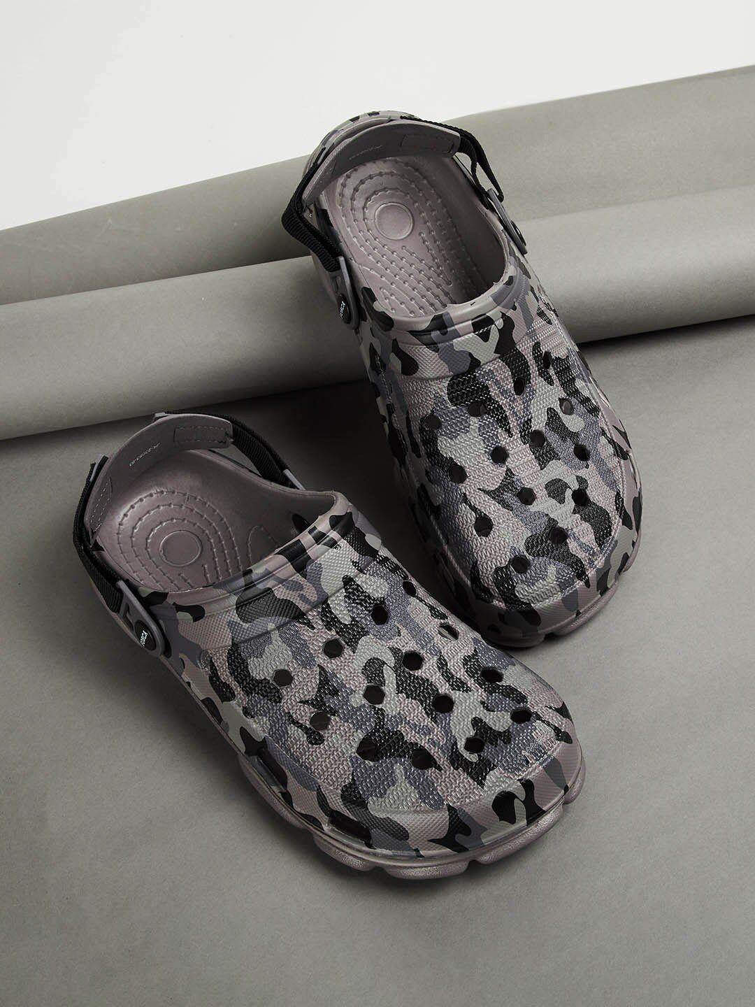 forca by lifestyle men printed slip-on clogs