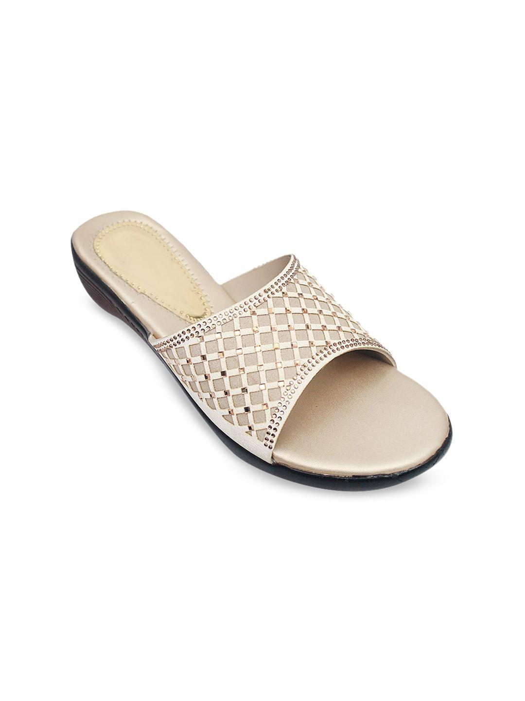 freeco women cream-coloured embellished room slippers